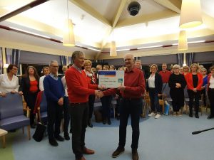 Herman Twaalfhoven ontvangt de cheque van Daan Krom